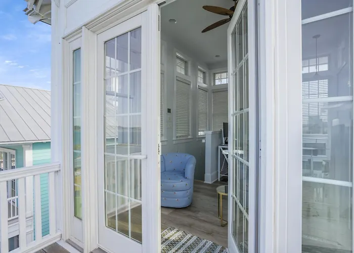 The Blue Pearl - Luxurious Beachfront Living With Community Pool!